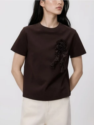 Reserved - T-shirt z kwiatową aplikacją - ciemnobrązowy