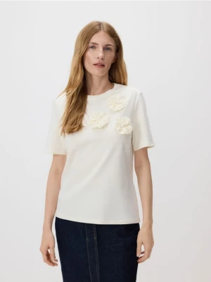Reserved - T-shirt z kwiatową aplikacją - kremowy