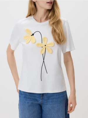 Reserved - T-shirt z kwiatową aplikacją - złamana biel