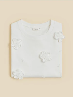 Reserved - T-shirt z kwiatową aplikacją - złamana biel