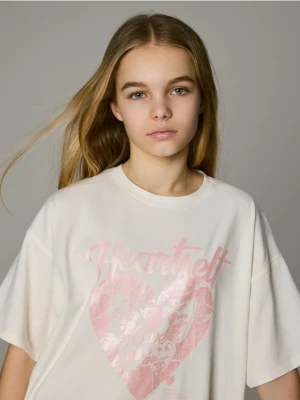 Reserved - T-shirt z metalicznym nadrukiem - złamana biel