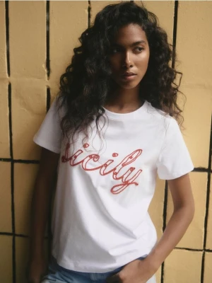 Reserved - T-shirt z naszywaną aplikacją - złamana biel