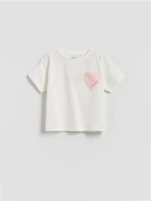 Reserved - T-shirt z naszywką 3d - złamana biel