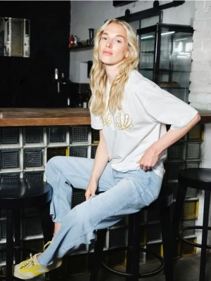 Reserved - T-shirt z ozdobną aplikacją - złamana biel