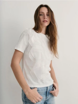 Reserved - T-shirt z ozdobną falbaną - biały
