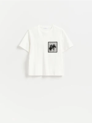Reserved - T-shirt z ozdobną kieszonką - biały