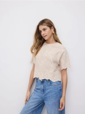 Reserved - T-shirt z ozdobnym haftem - beżowy