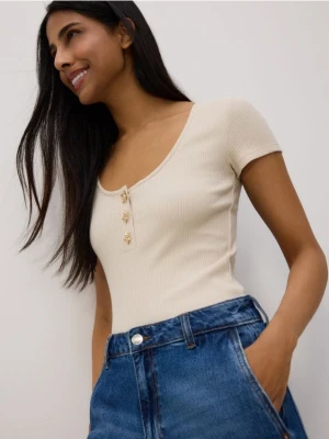 Reserved - T-shirt z ozdobnymi guzikami - beżowy