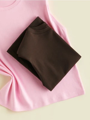 Reserved - T-shirt z poduszkami na ramionach - ciemnobrązowy