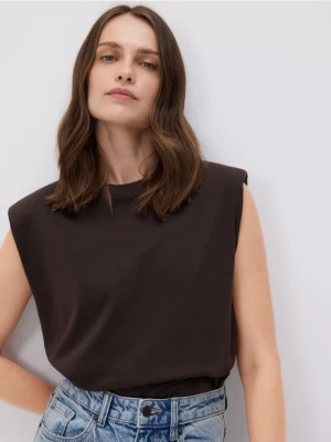 Reserved - T-shirt z poduszkami na ramionach - ciemnobrązowy