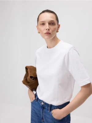 Reserved - T-shirt z poduszkami na ramionach - złamana biel