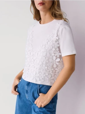 Reserved - T-shirt z szydełkowaną aplikacją - biały