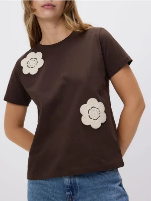 Reserved - T-shirt z szydełkowaną aplikacją - brązowy