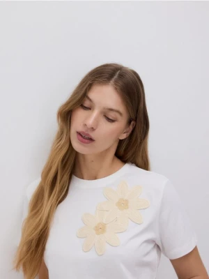 Reserved - T-shirt z szydełkowaną aplikacją - złamana biel