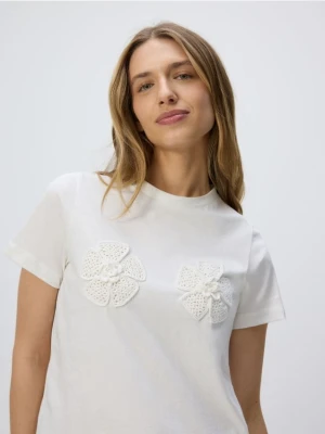 Reserved - T-shirt z szydełkowanymi aplikcjami - złamana biel