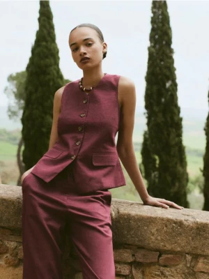 Reserved - Taliowana kamizelka z lnem - burgundowy