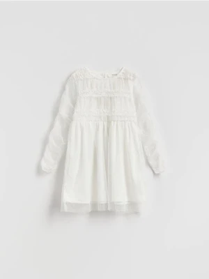 Reserved - Tiulowa sukienka z haftem - biały