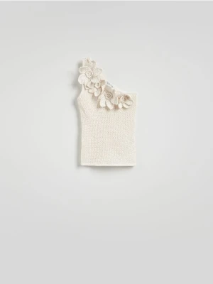 Reserved - Top z kwiatową aplikacją - kremowy