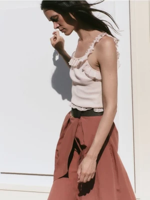 Reserved - Top z opadającym ramiączkiem - beżowy