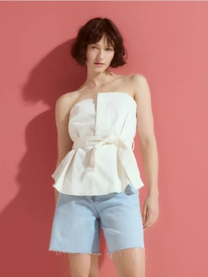 Reserved - Top z paskiem - kremowy