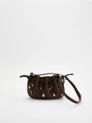 Reserved - Torebka bucket z zawieszkami - brązowy
