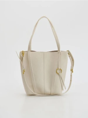 Reserved - Torebka shopper z zawieszką - złamana biel