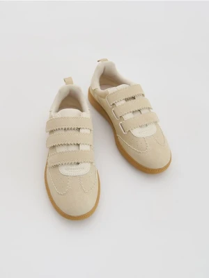 Reserved - Trampki z imitacji zamszu - kremowy