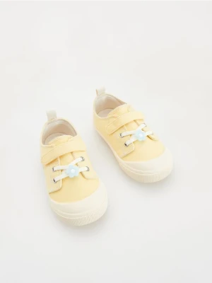 Reserved - Trampki z ozdobną aplikacją - jasnożółty
