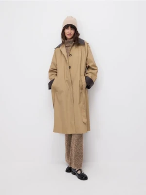 Reserved - Trencz z kontrastowymi wykończeniami - beżowy