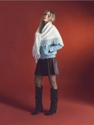 Reserved - Trójkątny szalik z frędzlami - złamana biel