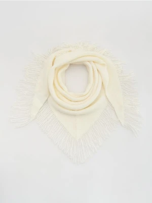 Reserved - Trójkątny szalik z frędzlami - złamana biel