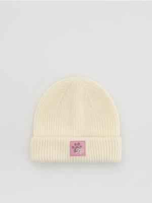 Reserved - Wełniana czapka z naszywką - złamana biel