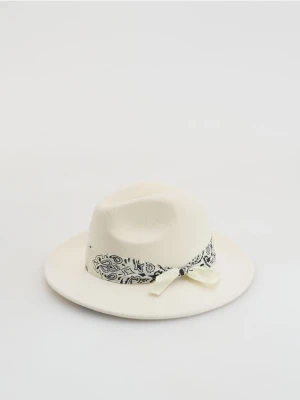 Reserved - Wełniany kapelusz z paskiem - złamana biel