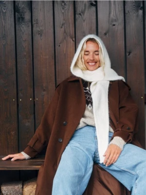 Reserved - Wełniany płaszcz z szalem - brązowy