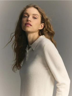 Reserved - Wełniany sweter z domieszką kaszmiru - złamana biel