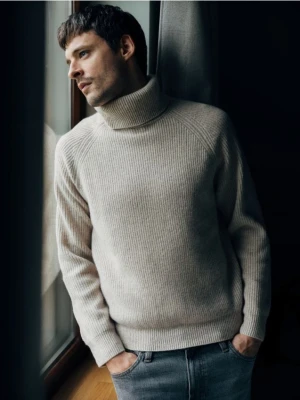 Reserved - Wełniany sweter z golfem - beżowy