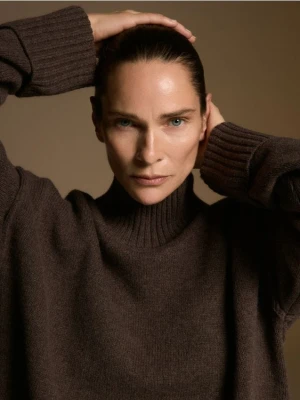 Reserved - Wełniany sweter z golfem - ciemnobrązowy