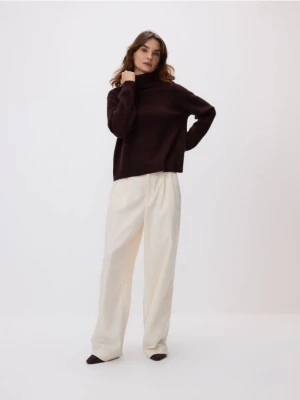 Reserved - Wełniany sweter z golfem - ciemnobrązowy