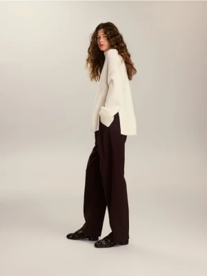 Reserved - Wełniany sweter z golfem - złamana biel