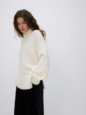 Reserved - Wełniany sweter z golfem - złamana biel