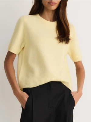 Reserved - Wełniany sweter z krótkimi rękawami - jasnożółty