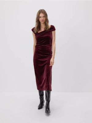 Reserved - Welurowa sukienka midi - bordowy