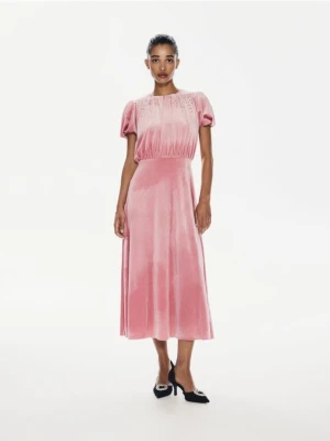 Reserved - Welurowa sukienka midi - brudny róż
