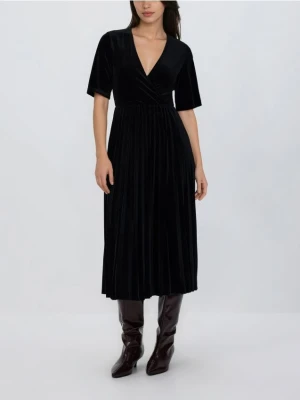 Reserved - Welurowa sukienka z plisowaniem - czarny