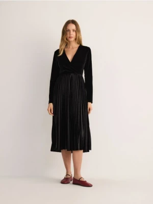 Reserved - Welurowa sukienka z plisowaniem - czarny