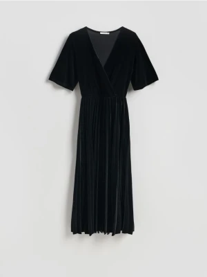 Reserved - Welurowa sukienka z plisowaniem - czarny