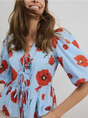 Reserved - Wiązana bluzka w kwiaty - jasnoniebieski