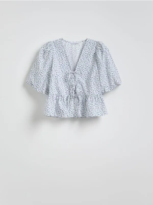 Reserved - Wiązana bluzka z baskinką - jasnoniebieski