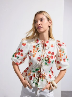 Zdjęcie produktu Reserved - Wiązana bluzka z baskinką - złamana biel
