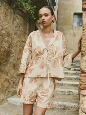 Reserved - Wiązana bluzka z dodatkiem lnu - wielobarwny